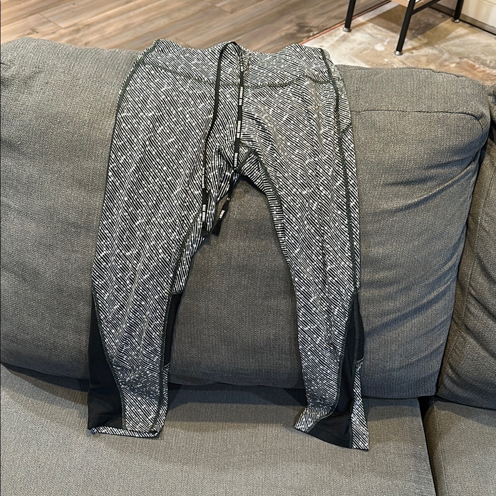 Nike cropped Black and White Patterned Athletic Leggings